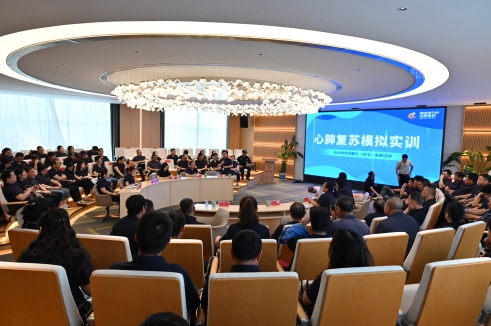 入夏在即，，，，，清静先行｜尊凯时龙股份开展AED与心肺苏醒抢救培训